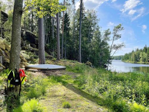 a kayak sitting on the side of a lake at 4 star holiday home in Mellösa-By Traum in Mellösa