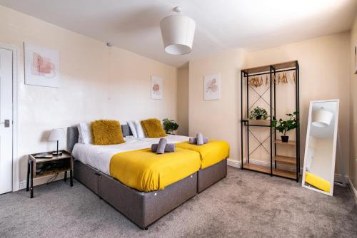 Voodi või voodid majutusasutuse 4BR Bradford Home,Contractor Friendly with Parking toas