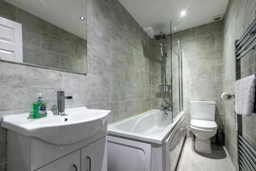 Vannituba majutusasutuses 4BR Bradford Home,Contractor Friendly with Parking