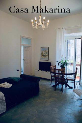 a living room with a bed and a dining room table at Casa Makarina Appartamento con Cucina in Mazzarino