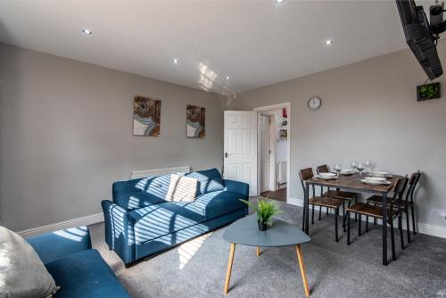 Fotografie z fotogalerie ubytování 4BR Bradford Home,Contractor Friendly with Parking v destinaci Bradford