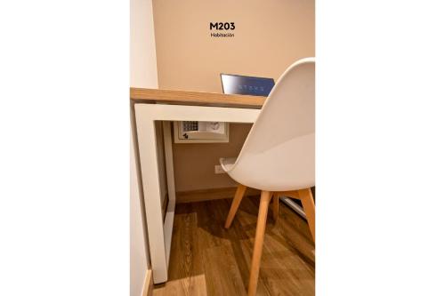 a desk with a white chair in a room at Magusan Holiday Rentals in Cali