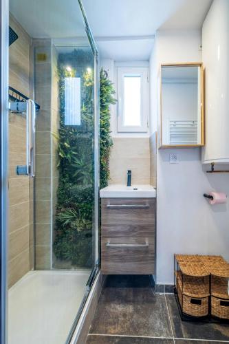 une salle de bain avec douche et lavabo dans l'établissement Studio Matcha - 10min to Paris, à Fontenay-sous-Bois