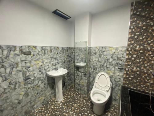a bathroom with a toilet and a bidet and a sink at La casa del Panda in San Antonio