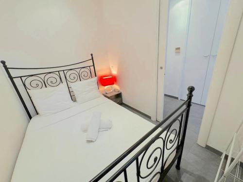 - une chambre avec un lit blanc et une bougie rouge dans l'établissement Charmant 2 pièces 600m plage 1km de la gare, à Nice