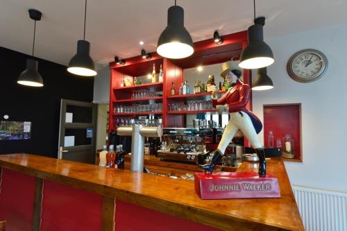 a statue of a woman standing at a bar at Le Relais des Lacs Bourgogne Morvan in Planchez