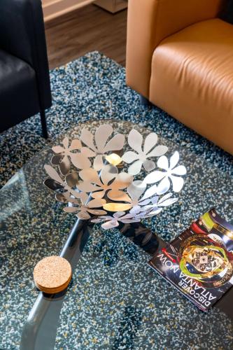 a glass table with a flower pattern on a rug at Spectacular Apartments by BCA Furnished Apartments in Atlanta