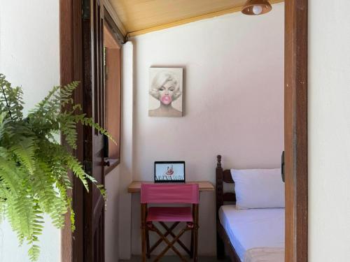 Postel nebo postele na pokoji v ubytování Vulva Trancoso WOMEN-ONLY HOSTEL & FEMINIST CLUB