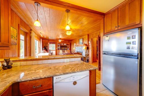 Η κουζίνα ή μικρή κουζίνα στο Breathtaking Scenery Cabin in Little Switzerland!