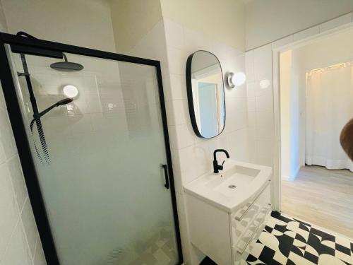un bagno con doccia in vetro e lavandino di Appartement T3 - 1er étage a Banyuls-sur-Mer