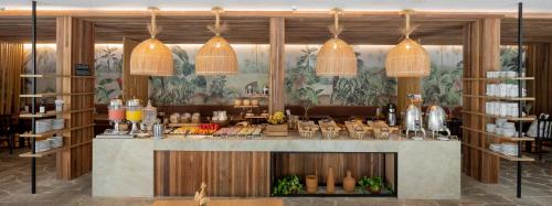 Un restaurante con un mostrador con comida. en Pauli Boutique Hotel, en Fortaleza
