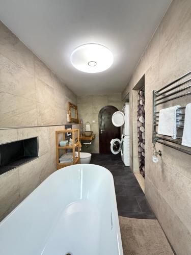 bagno con vasca bianca in una stanza di Ferienwohnung Hügelstraße a Wuppertal