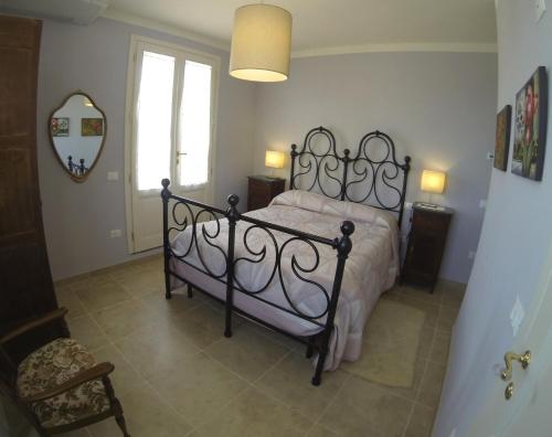 ein Schlafzimmer mit einem schwarzen Bett in einem Zimmer mit einem Spiegel in der Unterkunft B&B Orsobigio in Quarrata