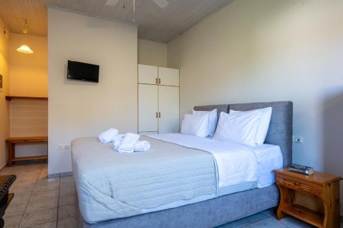 Ένα ή περισσότερα κρεβάτια σε δωμάτιο στο Mythos Suites-Hermes apartment