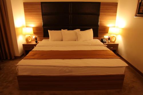 سرير أو أسرّة في غرفة في فندق كوينت اربيل