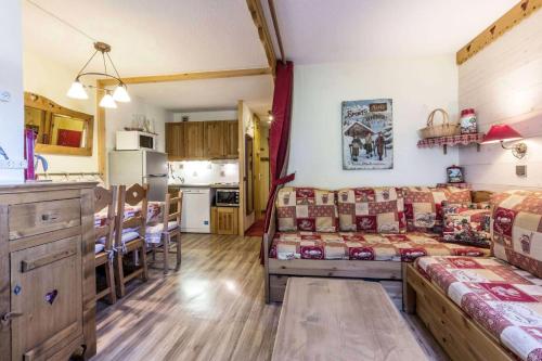 un salon avec un canapé et une cuisine dans l'établissement Résidence Lauziere Dessus G - LAUZIERE DESSUS 12 MAE-6371, à Valmorel