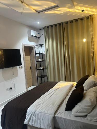 Katil atau katil-katil dalam bilik di Two bedroom maisonette Ikate