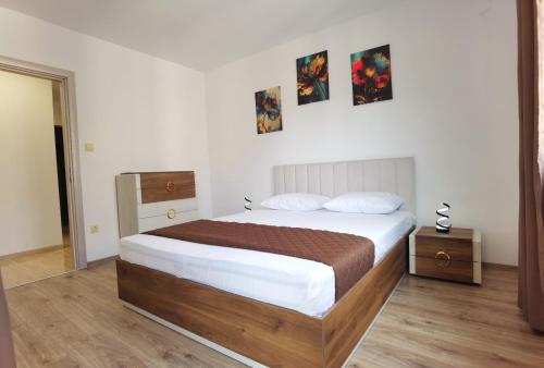 En eller flere senge i et værelse på Cabacum Pleasure Beachfront Apartments