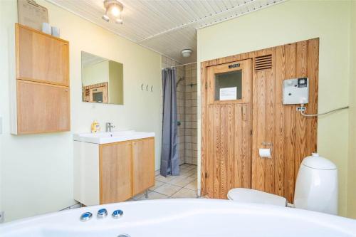 Un baño de 497-Hvide-Sande-Engsvingelvej-8