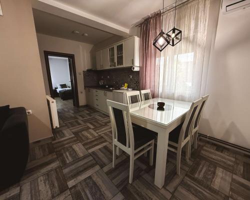Apartments Velickovicにあるキッチンまたは簡易キッチン