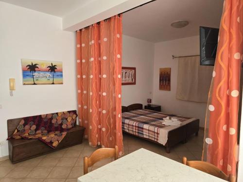 Un dormitorio con una cama, una mesa y un sofá. en T0 Bounty, en Santa Maria