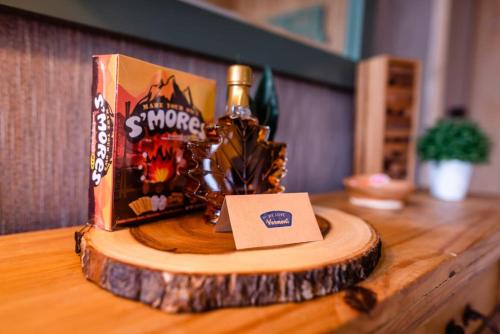 Nápoje v ubytování Wine Moose w Hot tub Fireplace Sauna 9min to Mt Snow