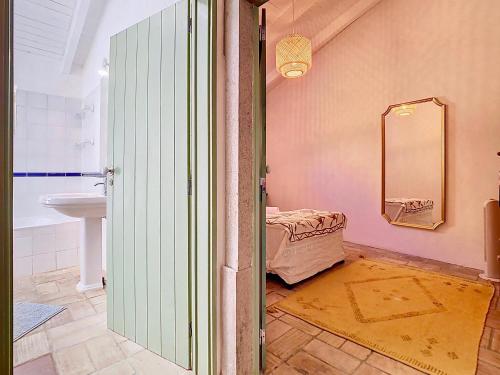 a bathroom with a sink and a mirror at Casa Martim in Romão