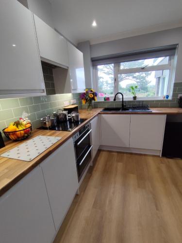 Dapur atau dapur kecil di Cilhaul 3 bedroom holiday let
