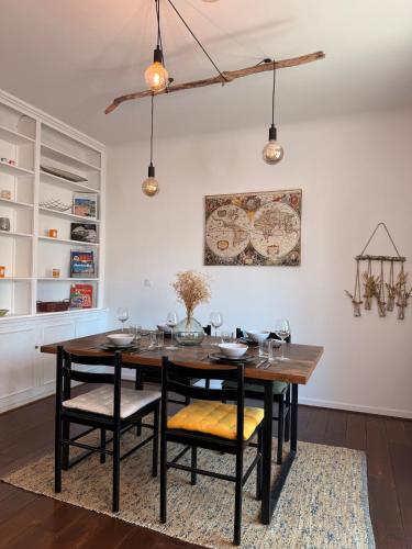 Le Peyrou - Elegant One-Bedroom Apartment for up to 4 Guests - Free Parking - Air Conditioning - Prime City Center Location