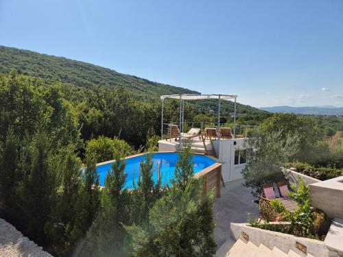 Piscina de la sau aproape de Matrix 22 - Vacation Home For Your Private Reset, Near Imotski And Makarska