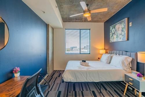Un dormitorio con una cama con una pared azul. en Unique 1BD -Central Downtown - Gym, Pool, Parking, en Phoenix
