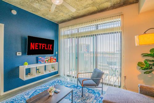 Una televisión o centro de entretenimiento en Unique 1BD -Central Downtown - Gym, Pool, Parking