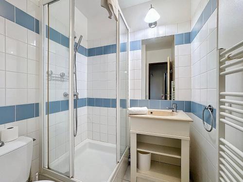 een badkamer met douche, wastafel en toilet bij L'Escale à Deauville in Deauville