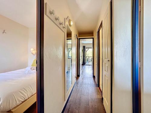 een hal die leidt naar een slaapkamer met een bed bij L'Escale à Deauville in Deauville
