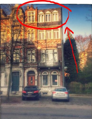 ein großes Haus mit einem roten Band davor in der Unterkunft Appartement équipé spacieux inoccupé 5 personnes 3ème étage sans ascenseur in Verviers