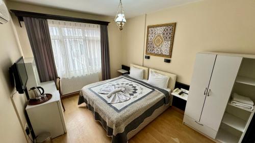 a small bedroom with a bed and a window at EPHESUS CENTRUM in Selcuk