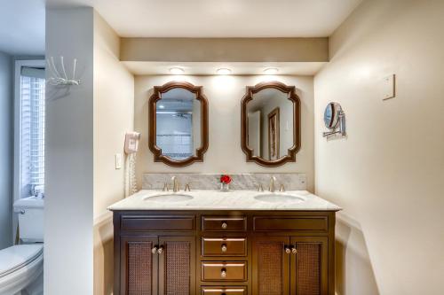 ブルー・マウンテンズにあるCachet Crossing 109の洗面台が2つと鏡が2つあるバスルーム