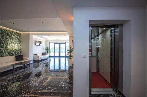 een lobby met een deur die naar een woonkamer leidt bij Golden Berden Boutique Apart-Hotel in Çukë