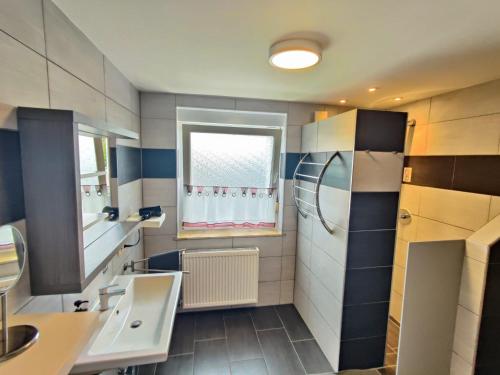 a small kitchen with a sink and a refrigerator at Ferienwohnung Gartenblick zentral und komfortabel in Laupheim