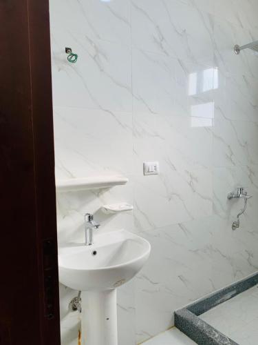 a white bathroom with a sink and a shower at شاليه بقريه جرين بيتش الساحل الشمالي 4 غرف تشطيب السنه لوكس in El Alamein