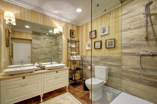 Un baño con inodoro, lavabo y ducha. en German18-3A Luxury Vilnius apartment, en Vilna