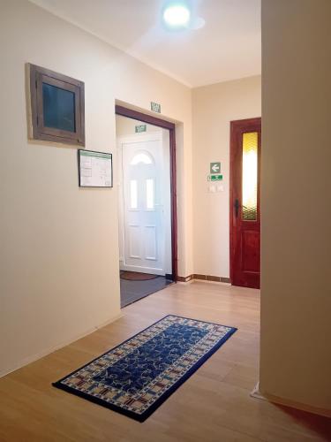 a room with a door and a rug on the floor at Kuća Amazonija in Apatin