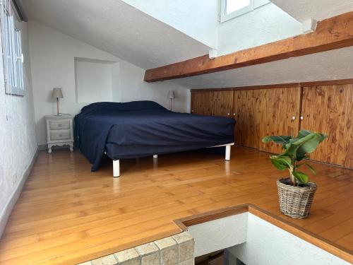 Ένα ή περισσότερα κρεβάτια σε δωμάτιο στο Appartement place aux aires en plein centre historique de Grasse