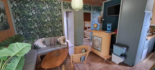 Kuchyň nebo kuchyňský kout v ubytování Joli chalet exotique à Biscarrosse-Lac