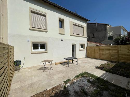 Maison 4 chambres pour 7 personnes max, terrasse, jardin, entièrement rénovée, clim réversible, WiFi, parking, cuisine équipée, à 5 min d'Avignon Intra-Muros en Tramway