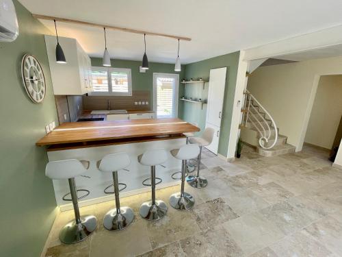 Maison 4 chambres pour 7 personnes max, terrasse, jardin, entièrement rénovée, clim réversible, WiFi, parking, cuisine équipée, à 5 min d'Avignon Intra-Muros en Tramway