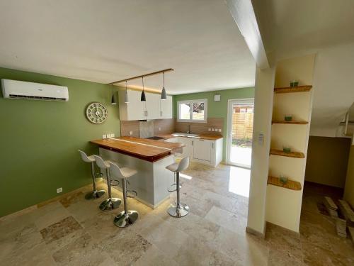 Maison 4 chambres pour 7 personnes max, terrasse, jardin, entièrement rénovée, clim réversible, WiFi, parking, cuisine équipée, à 5 min d'Avignon Intra-Muros en Tramway