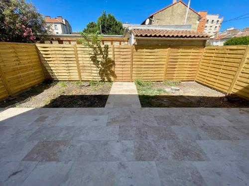 Maison 4 chambres pour 7 personnes max, terrasse, jardin, entièrement rénovée, clim réversible, WiFi, parking, cuisine équipée, à 5 min d'Avignon Intra-Muros en Tramway