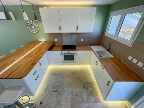 Maison 4 chambres pour 7 personnes max, terrasse, jardin, entièrement rénovée, clim réversible, WiFi, parking, cuisine équipée, à 5 min d'Avignon Intra-Muros en Tramway