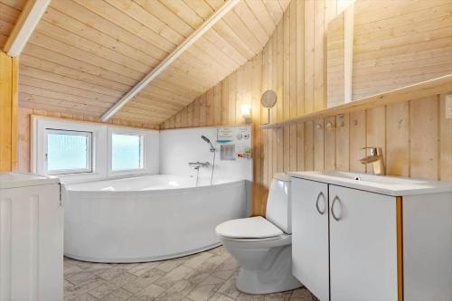 Phòng tắm tại 446-Hvide-Sande-Karen-Brands-Vej-149-b